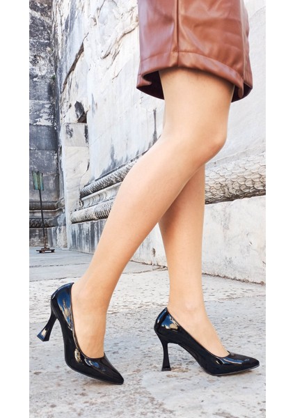 Siyah Rugan Kadeh Topuk Kadın Stiletto