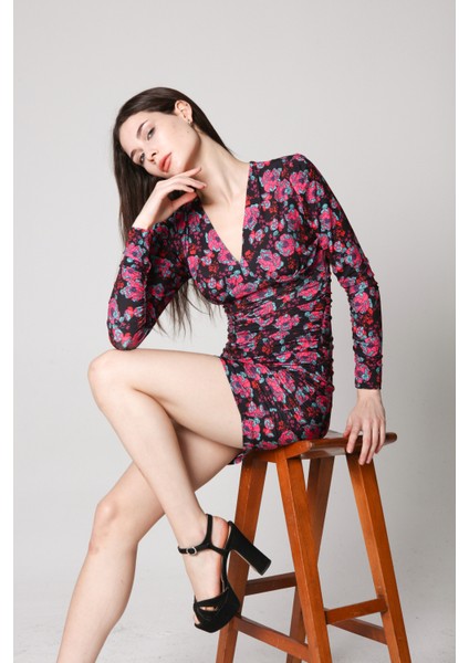 Kadın Yanları Büzgülü Çiçek Desenli Mini Elbise indirimleri