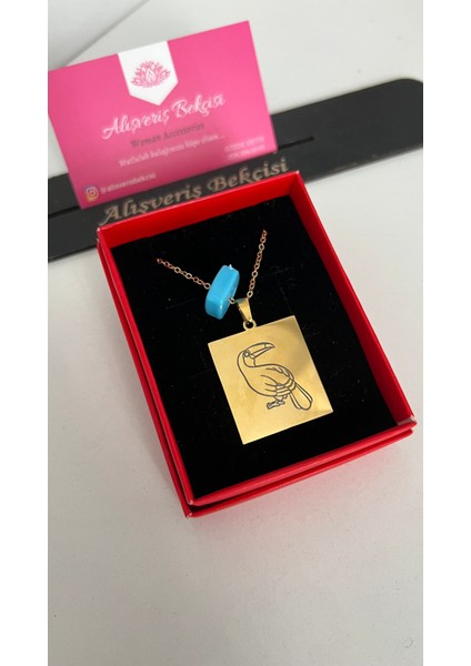 Tukan Kuşu Sembollü Çelik Boncuklu Kare Plaka Kolye