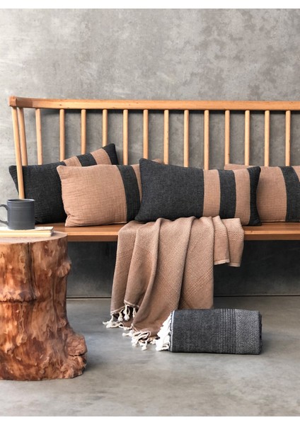 Wool Cocoon Yünlü Kırlent Kılıfı Siyah / Deve Tüyü 30x50