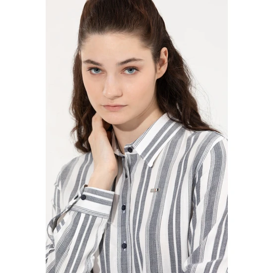 U.S. Polo Assn. Kadın Lacivert Desenli Gömlek 50262294-VR033
