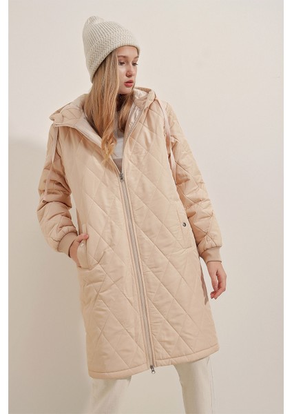 5138 Kapitone Uzun Şişme Mont - Bej