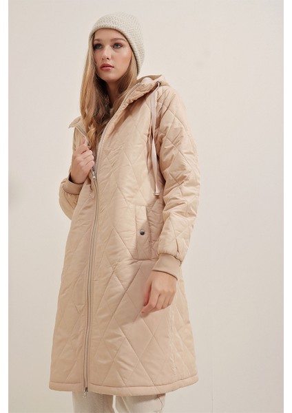 5138 Kapitone Uzun Şişme Mont - Bej fırsatları