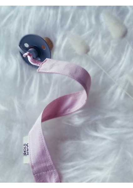 Doğal Ahşap Kalp Detaylı Soft Pembe %100 Pamuk Kumaş Bebek Emzik Askısı