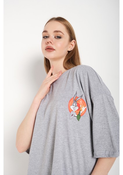 Kadın Bugs Bunny Logo Baskılı Oversize T-Shirt modelleri