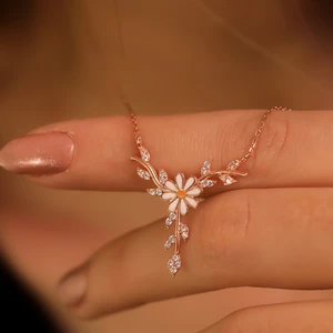925 Ayar Gümüş Daldaki Papatya Kolye