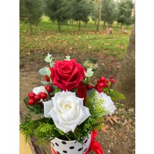 Eloza Floral Art Ithal Yapay Beyaz ve Kırmızı Gül ve Cipso ile Hazırlanmış Kutu Arajmanı E65