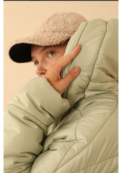 Kapitone Kumaş Uzun Kol Kalp Yaka Oversize/salaş Kadın Mont - Mint 4545545466