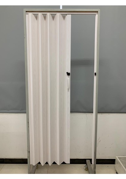 Akordeon Kapı Kibar Modeli, Akağaç Ahşap Desenli, 84X216