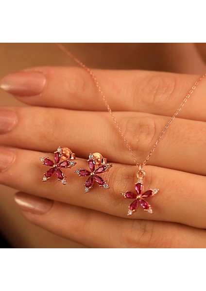 928 Ayar Gümüş Fuşya Taşlı Nergis Çiçeği Kolye Küpe Seti fırsatları