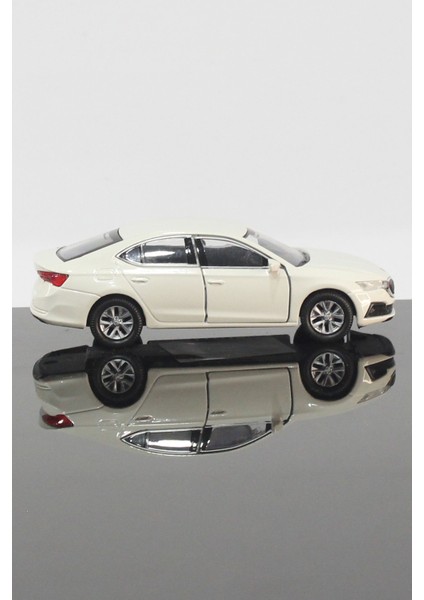 Skoda Octavia Model Çek Bırak Araba 11 cm Beyaz
