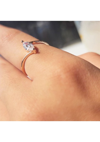 Gümüş Yüzük - 0.60Karat Mekik Swarovski Taşlı Pırlanta Montörü 925 Ayar Gümüş Evlilik Teklifi Yüzüğü modelleri