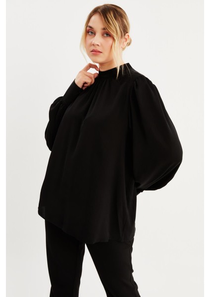 Büzgü Detaylı Saten Bluz