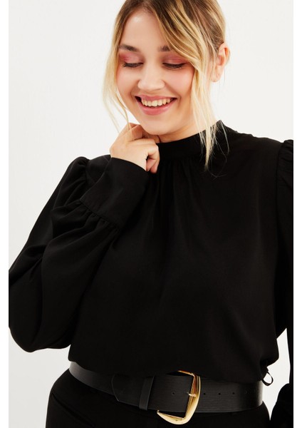 Büzgü Detaylı Saten Bluz