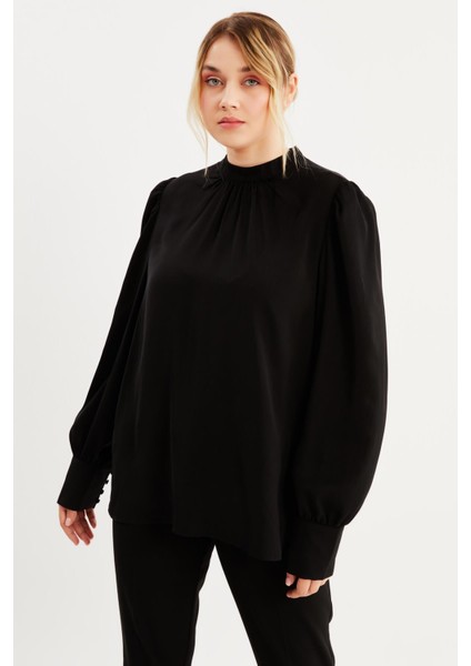 Büzgü Detaylı Saten Bluz
