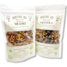 Guruyemiş Box Bol Kuru Meyveli ve Çekirdekli Vegan Şekersiz Granola ve Müsli 2 x 240 gr Kahvaltılık Gevrek Seti Sağlıklı Kahvaltı Beslenme Yüksek Lif Protein Kaynağı Vegan Şekersiz