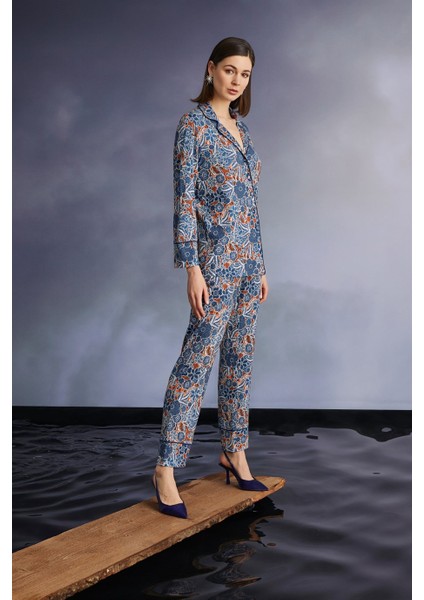 Kadın Çiçek ve Yaprak Desenli Gömlek Yakalı Önü Boydan Düğmeli Pijama Takımı