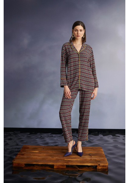 Kadın Etnik Desenli Gömlek Yakalı Önü Boydan Düğmeli Pijama Takımı