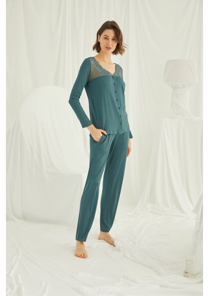 Kadın Yakası ve Omzu Dantelli Önü Boydan Düğmeli Pijama Takımı fırsatları