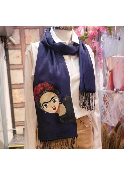 Lacivert Şalda Bir Kadın fiyatları