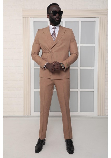 Sivri Yaka Kuşak Kapamalı Çift Yırtmaç Slim Fit Düz Kahverengi Kruvaze Takım Elbise