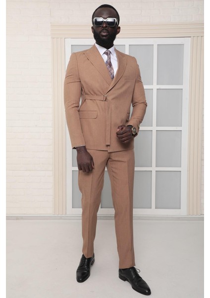 Sivri Yaka Kuşak Kapamalı Çift Yırtmaç Slim Fit Düz Kahverengi Kruvaze Takım Elbise