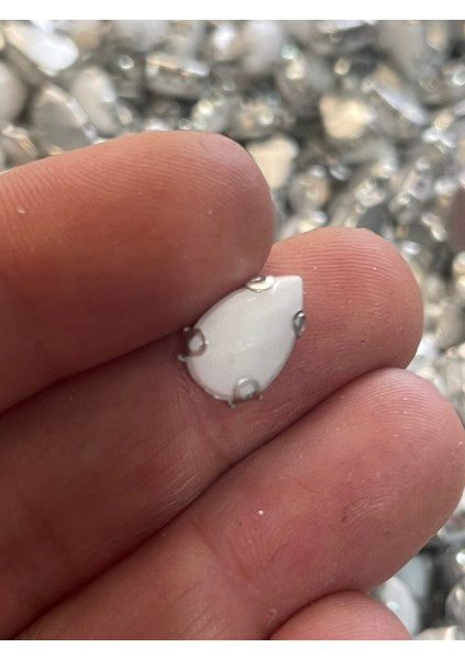 1 cm 2 mm Kristal Kırık Beyaz Renk Kasalı Dikme Damla Taş Boncuk (50 Adet) fiyatları