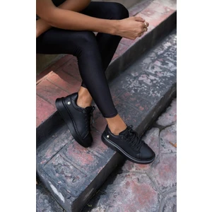 Siyah Bağcıklı Inci Detaylı Kalın Taban Spor Ayakkabı