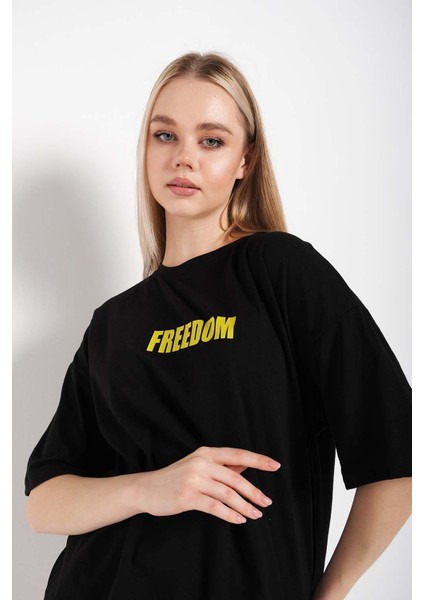 Kadın Oversize Freedom Baskılı T-Shirt fırsatları