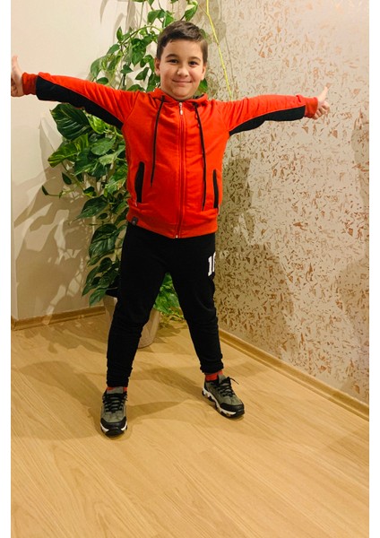 Erkek Çocuk Kırmızı Siyah Parçalı Fermuarlı Cepli Kapşonlu Arkası Baskılı Sweatshirt indirimleri