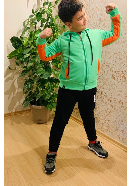 Erkek Çocuk Yeşil Oranj Parçalı Fermuarlı Cepli Kapşonlu Arkası Baskılı Sweatshirt