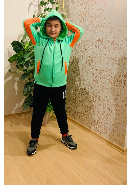 Erkek Çocuk Yeşil Oranj Parçalı Fermuarlı Cepli Kapşonlu Arkası Baskılı Sweatshirt
