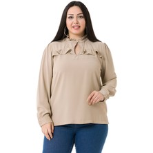 Disentis Modest Büyük Beden Yaka ve Göğüste Fırfır Detaylı Yanı Yırtmaçlı Bej Bluz