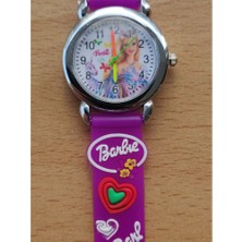 Göçmen Tuhafiye Barbie Figürlü Kol Saati Yumuşak Kordonlu 3D Kabartmalı Kız Çocuk Kol Saati- Barbie Kol Saati