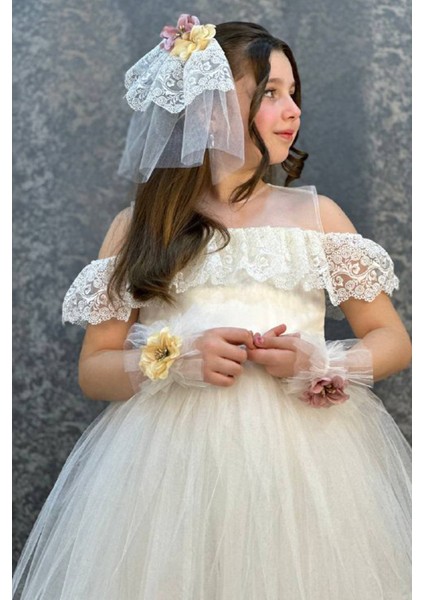 Kız Çocuk Toka ve Bileklerinde Gül Detaylı Beyaz Abiye 6-9 Yaş modelleri