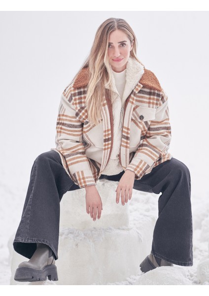 Şahika Ercümen x Koton - Düğmeli Cepli Oversize Gömlek Ceket