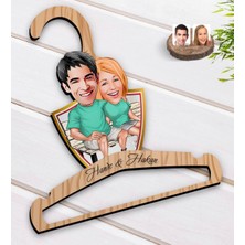 BK Kişiye Özel Sevgililer Karikatürlü Standart Boy Ahşap Elbise Askısı-55