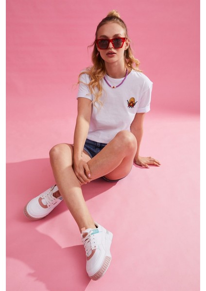 Unisex Sam Beyaz Nakışlı T-Shirt fırsatları