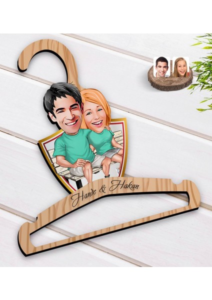 Kişiye Özel Sevgililer Karikatürlü Standart Boy Ahşap Elbise Askısı-55
