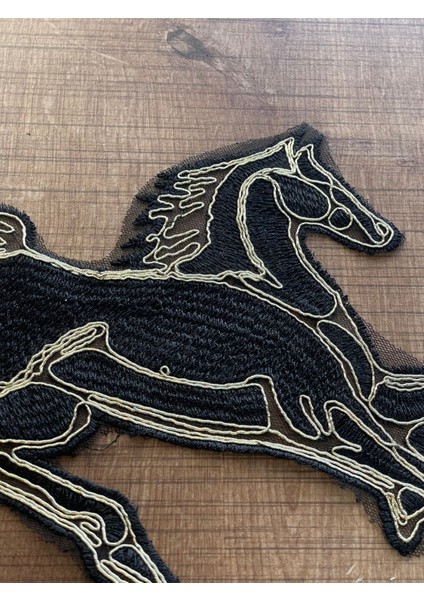 31X15 cm Altın Sarısı Çizgili Siyah Koşan At Aplike Arma Yama Dikiş fiyatları