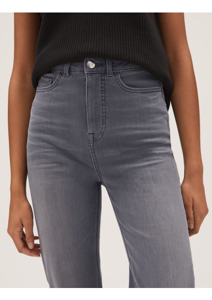 Straight Leg Magic Jean Pantolon