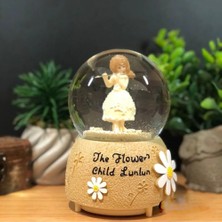 Flüt Çalan Kız Temalı Büyük Boy Püskürtmeli Işıklı ve Müzikli Kar Küresi