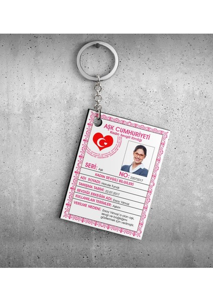 Kişiye Özel Renkli Sevgili Kimliği Ahşap Anahtarlık (Bayan)