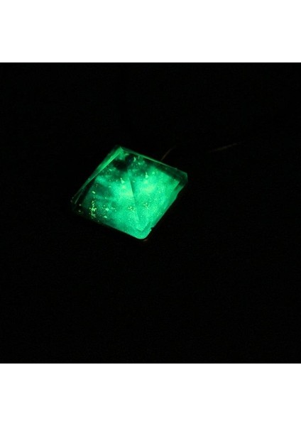 Parlayan Kristal Karanlıkta Glow Piramit Dış Uzay Yıldız Tozu Üçgen Kolye (Yurt Dışından)