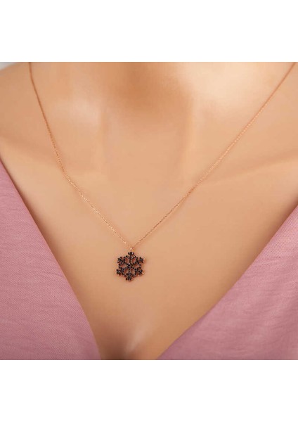 Gümüş Rose Siyah Taşlı Kar Tanesi Kadın Kolye