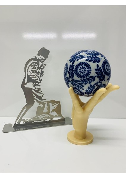 Hand Holding Globe indirimleri