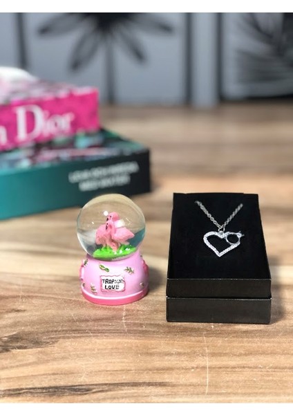 14 Şubat Sevgililer Günü Hediyesi Romantik Işıklı Flamingo Pembe Kar Küresi ve Taşlı Kalpli Kolye