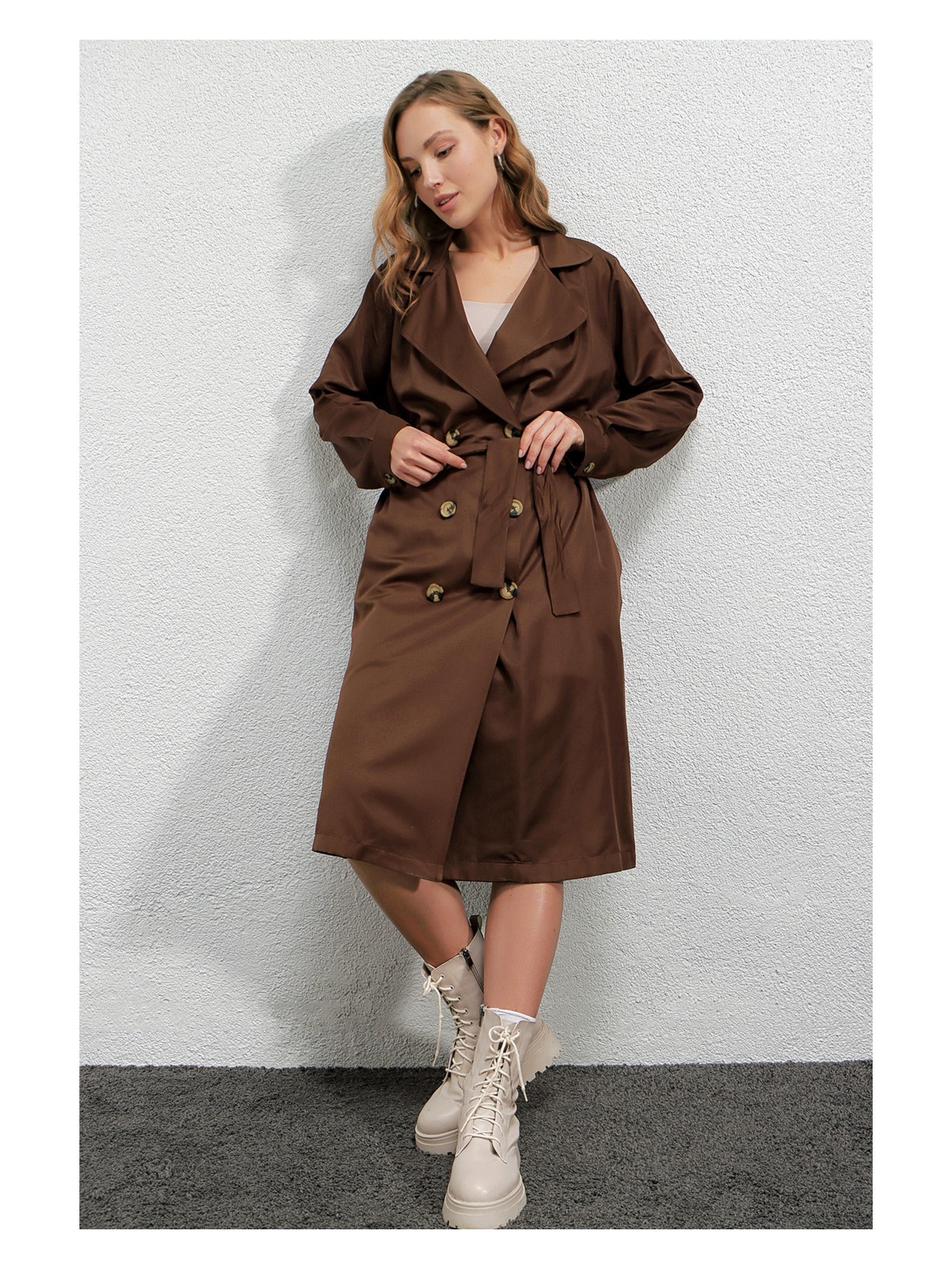 Hazelin Kadın Kahverengi Kruvaze Yaka Kemerli Astarsız Mevsimlik Rahat Trençkot HZL22S-BD158531