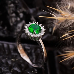 925 Ayar Gümüş Elmas Montur Yeşil Taşlı Yuvarlak Kesim Yüzük