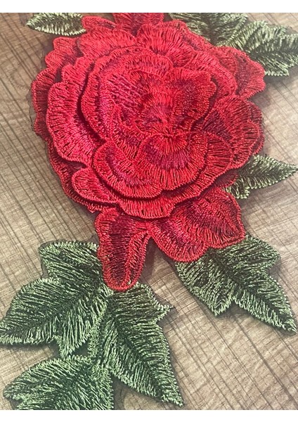 24 x 12 cm Kabartma Nakış Işleme Gül ve Yeşil Yapraklı Aplike Arma Yama Dikiş Aksesuarı